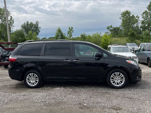 Used 2017 Toyota Sienna XLE w/ XLE Navigation Package FWD image 4