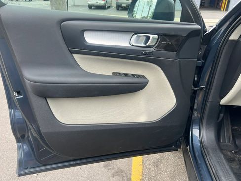 Used 2022 Volvo XC40 T5 Momentum w/ Premium Package AWD/4WD image 12