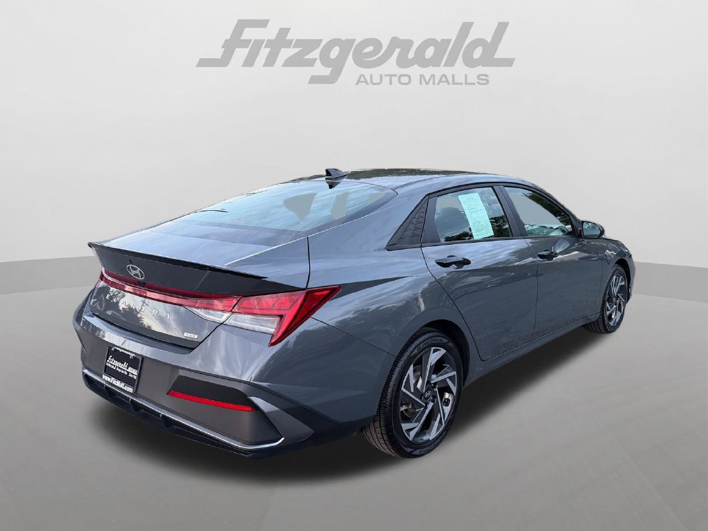 Used 2025 Hyundai Elantra SEL FWD image 4