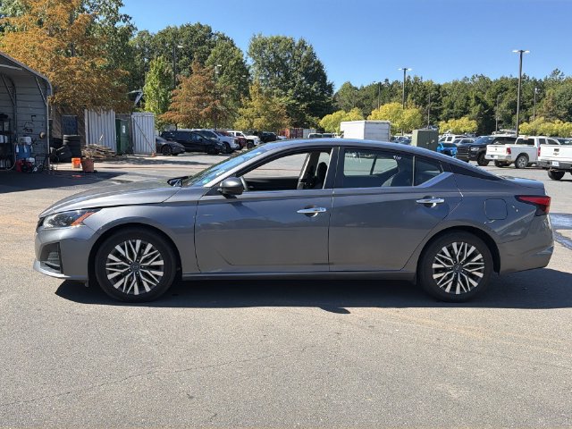 Used 2025 Nissan Altima 2.5 SV FWD image 2