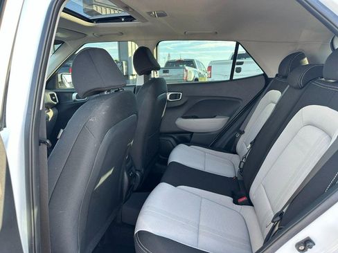 Used 2024 Hyundai Venue SEL image 9
