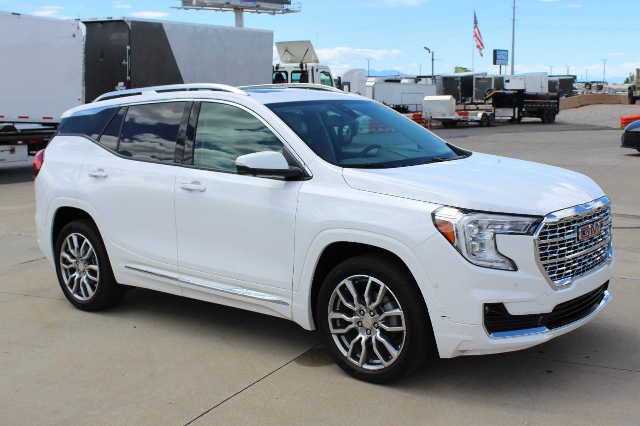 Used 2024 GMC Terrain Denali w/ Denali Premium Package AWD/4WD image 5