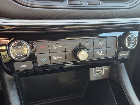 New 2026 Jeep Compass Latitude image 18