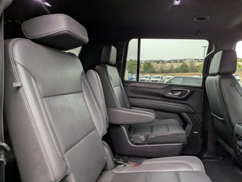 Used 2023 Chevrolet Suburban LT w/ Luxury Package image 27