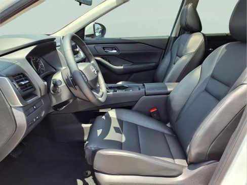 Certified 2025 Nissan Rogue SV w/ SV Premium Package FWD image 10