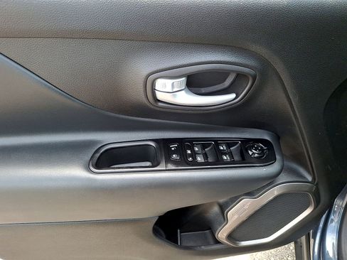 Used 2023 Jeep Renegade Latitude AWD/4WD image 10