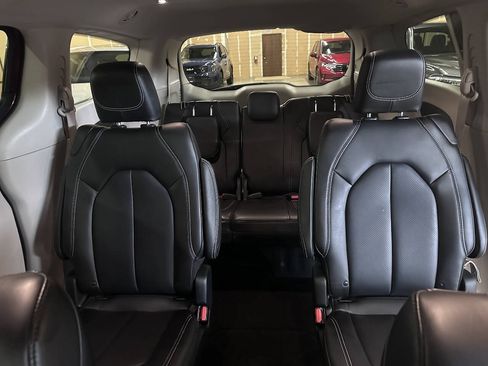 Used 2023 Chrysler Pacifica Touring-L AWD/4WD image 7