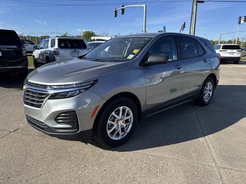 Used 2024 Chevrolet Equinox LS w/ LS Convenience Package image 3