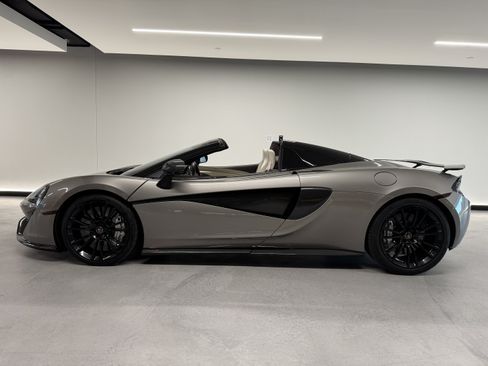 Used 2018 McLaren 570S Spider RWD image 16