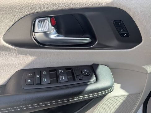 Used 2024 Chrysler Pacifica Touring-L FWD image 14