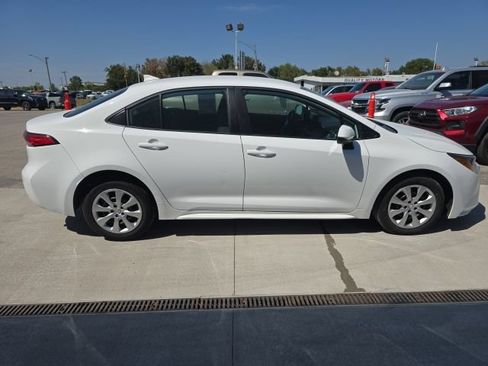 Used 2025 Toyota Corolla LE FWD image 5