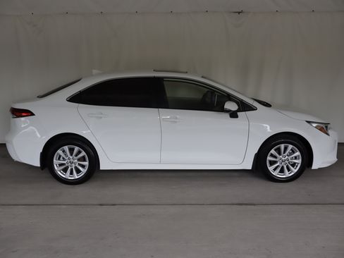 Used 2025 Toyota Corolla XLE FWD image 6