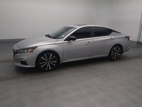 Used 2019 Nissan Altima 2.5 SR w/ SR Premium Package FWD image 2