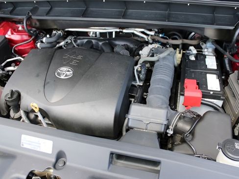 Used 2021 Toyota Highlander XLE AWD/4WD image 27
