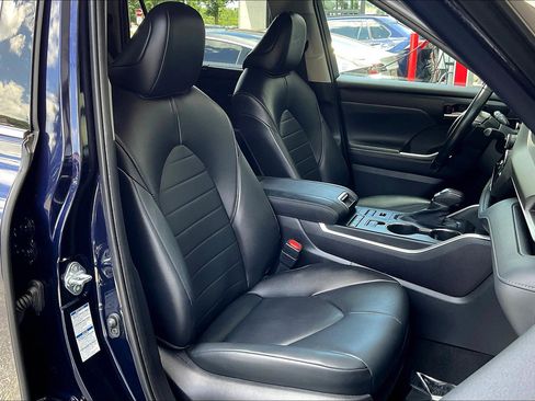 Used 2022 Toyota Highlander XLE image 7