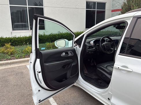 Used 2020 Chrysler Pacifica Touring-L w/ S Appearance Package FWD image 4