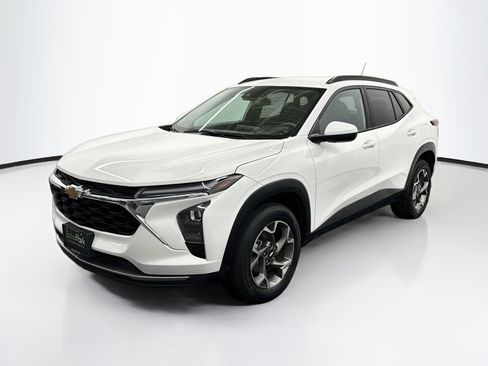 Used 2025 Chevrolet Trax LT FWD image 3