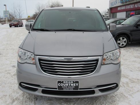 Used 2016 Chrysler Town & Country Touring w/ Driver Convenience Group image 3