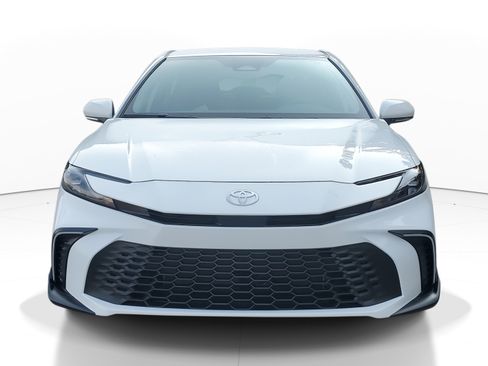 Used 2025 Toyota Camry SE image 2