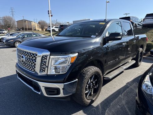 Used 2019 Nissan Titan SV w/ SV Convenience Package image 5