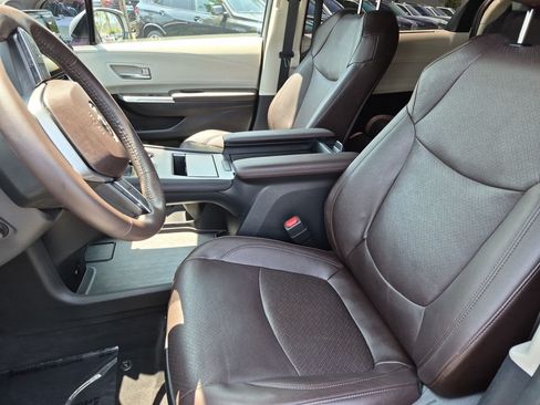 Used 2024 Toyota Sienna Platinum FWD image 16