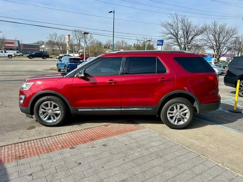 Used 2017 Ford Explorer XLT w/ Equipment Group 202A image 4
