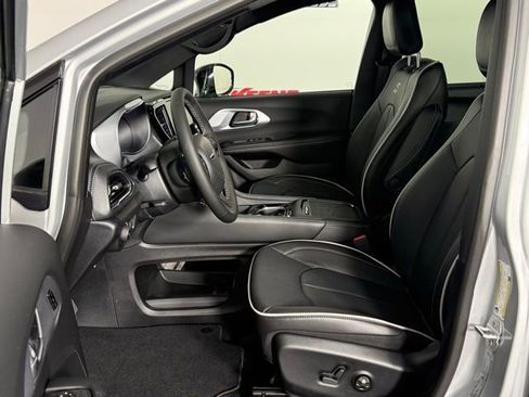 New 2026 Chrysler Pacifica Limited image 25