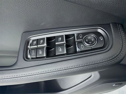 Used 2025 Porsche Macan AWD/4WD image 8