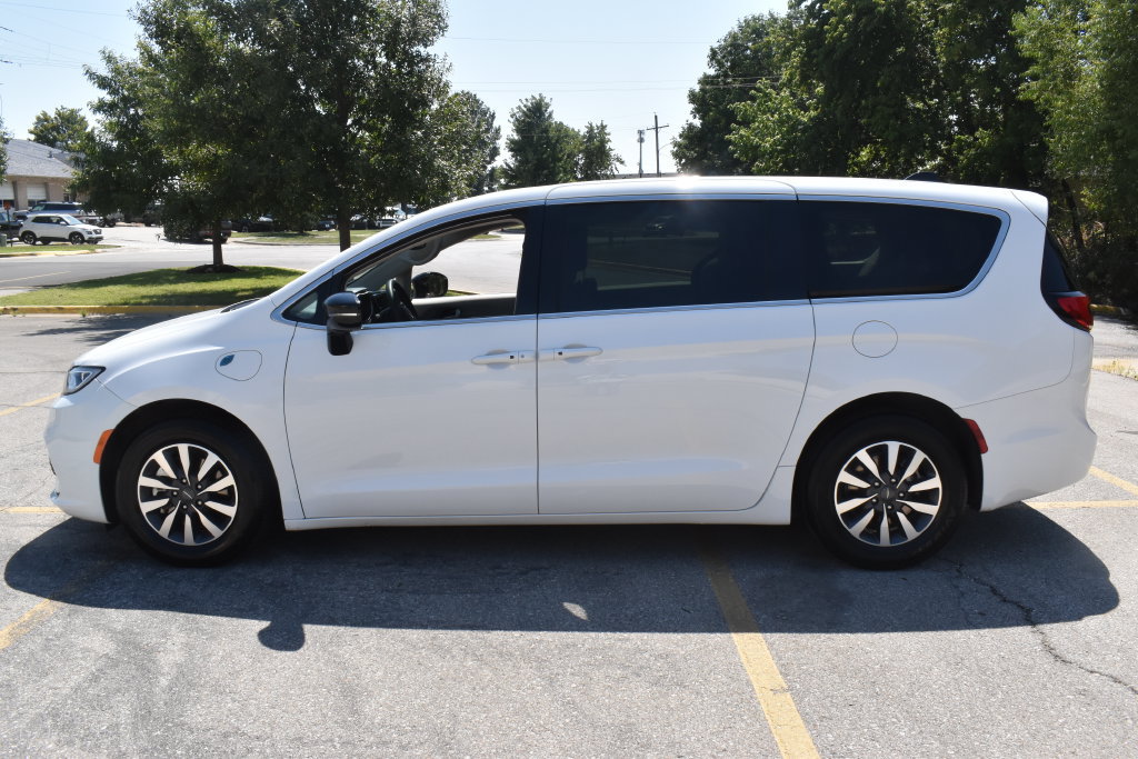 Used 2024 Chrysler Pacifica Limited FWD image 10