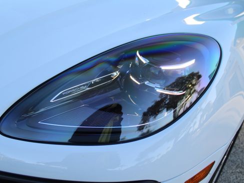 Certified 2025 Porsche Macan image 12