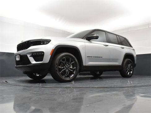 New 2025 Jeep Grand Cherokee Limited image 21