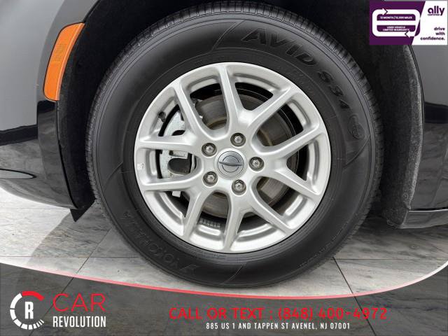 Used 2024 Chrysler Pacifica Touring-L FWD image 15