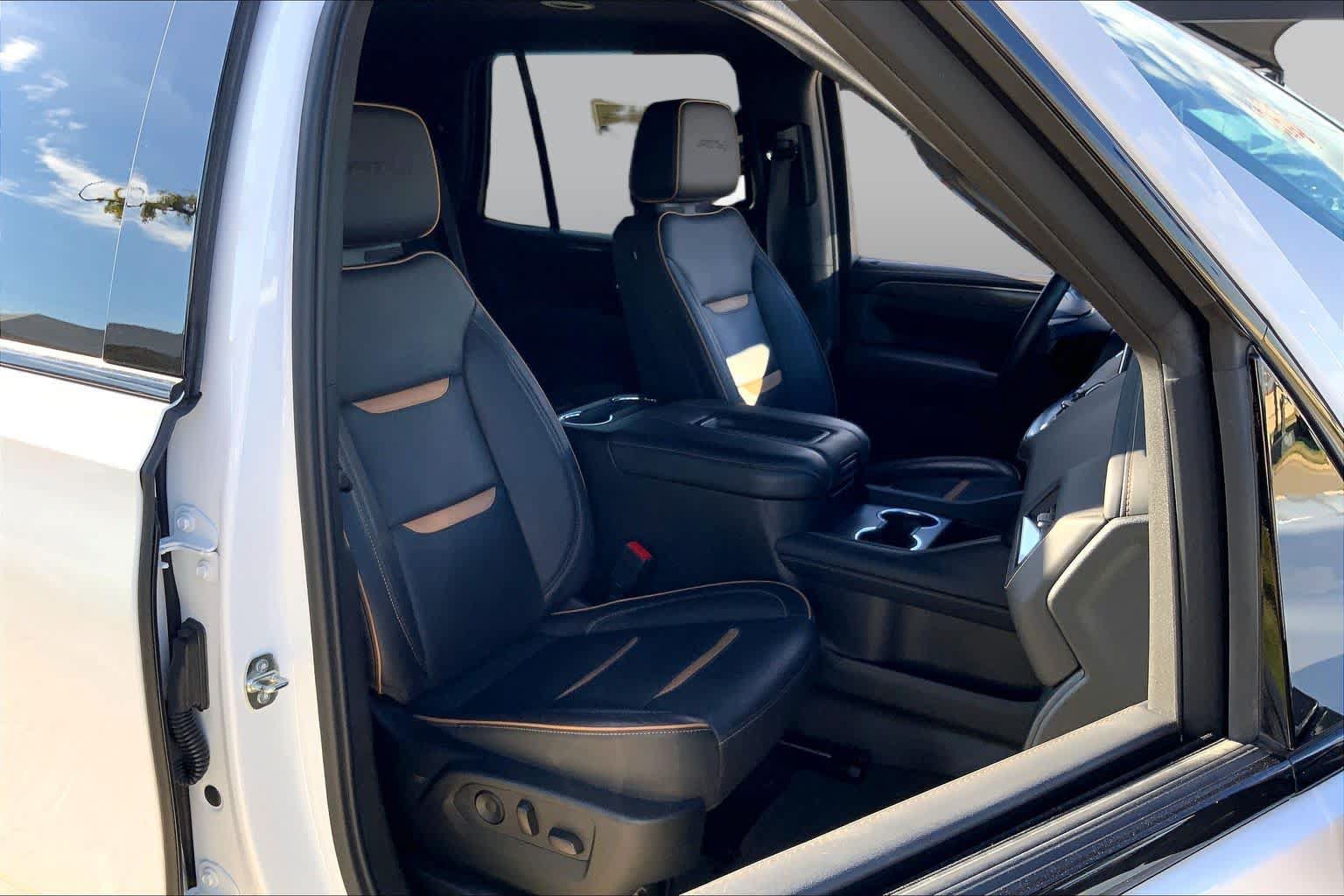 Used 2024 GMC Yukon AT4 w/ Technology Package AWD/4WD image 9