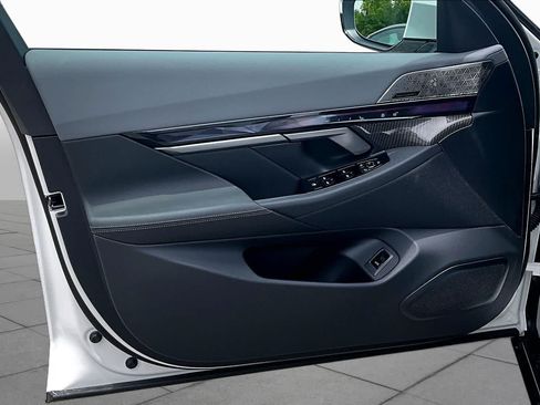 New 2027 BMW 550e xDrive AWD/4WD image 10