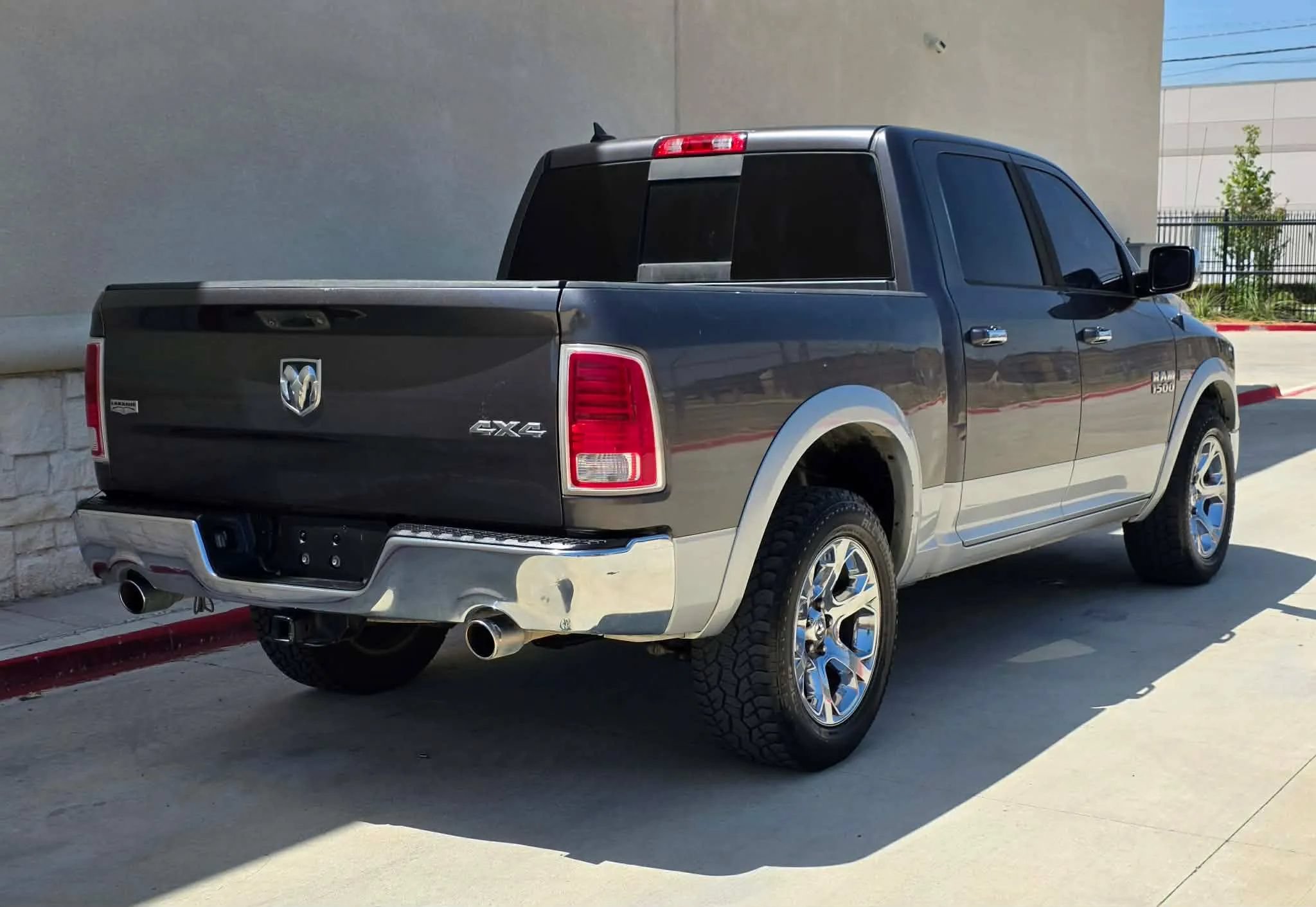 Used 2016 RAM 1500 Laramie w/ Convenience Group AWD/4WD image 3