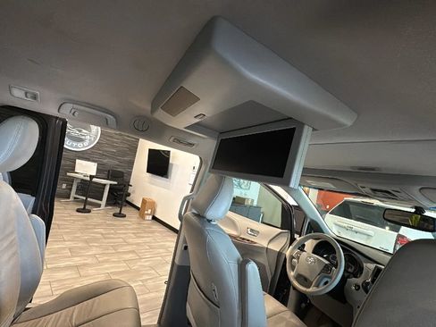 Used 2014 Toyota Sienna XLE w/ XLE Premium Package FWD image 28
