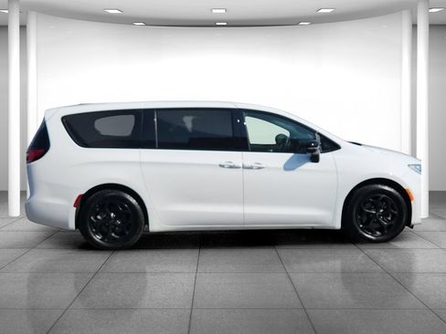 Used 2024 Chrysler Pacifica Limited FWD image 9
