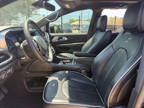 Used 2025 Chrysler Pacifica Limited FWD image 13