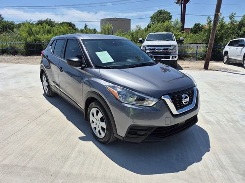 Used 2020 Nissan Kicks S FWD image 4