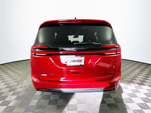 Certified 2025 Chrysler Pacifica Limited FWD image 9