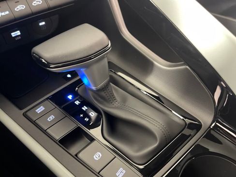 New 2025 Hyundai Elantra Limited image 24