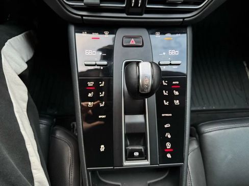 Used 2022 Porsche Macan image 16