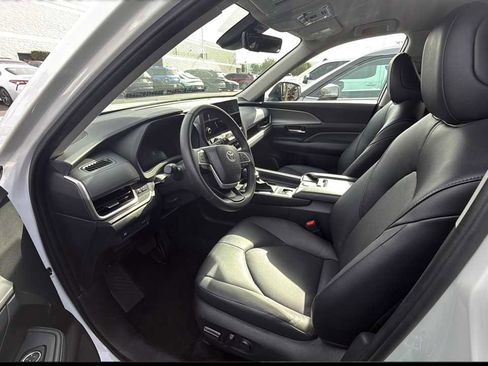 Used 2025 Toyota Grand Highlander FWD image 3
