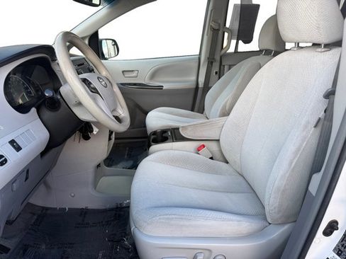 Used 2014 Toyota Sienna LE image 10