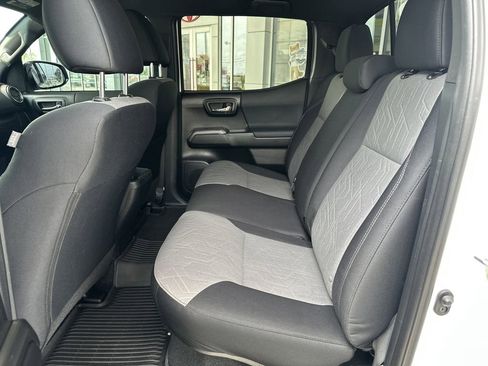 Certified 2022 Toyota Tacoma TRD Off-Road AWD/4WD image 18