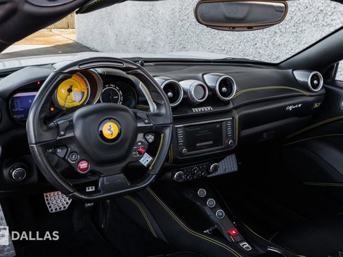 Used 2015 Ferrari California T image 23