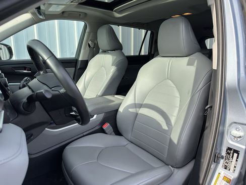 Used 2021 Toyota Highlander XLE AWD/4WD image 9