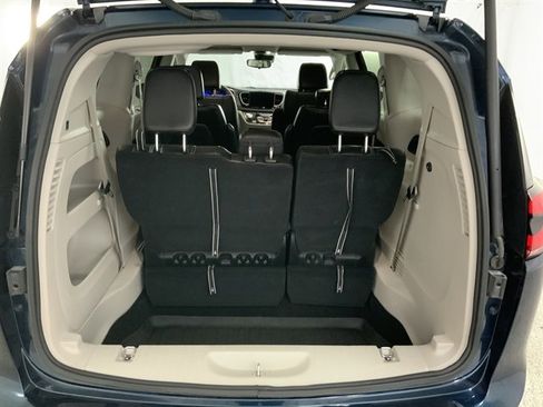 Used 2023 Chrysler Pacifica Touring-L image 12