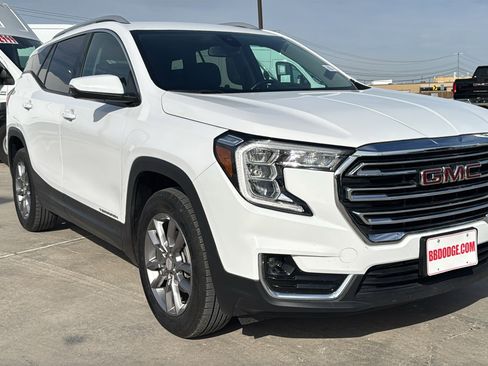 Used 2024 GMC Terrain SLT image 3