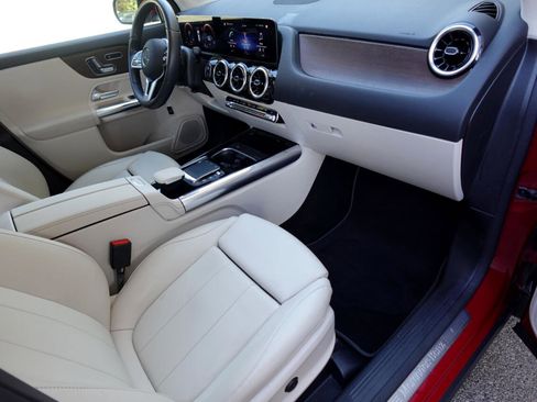 Used 2021 Mercedes-Benz GLA 250 4MATIC w/ Premium Package image 17